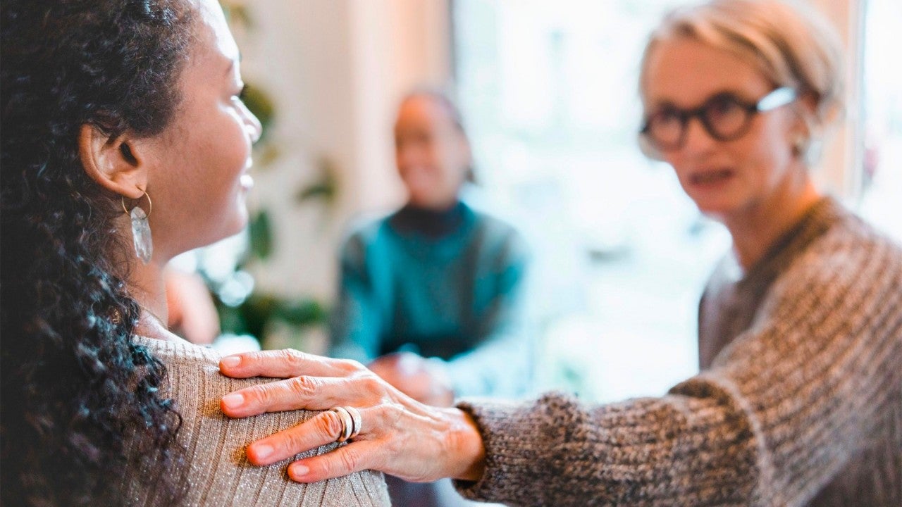 Femme partageant son expérience de la douleur