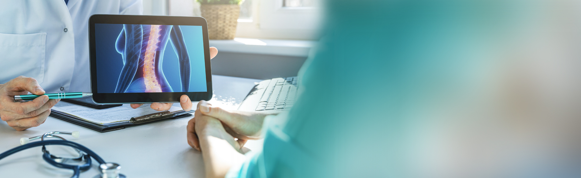 Médecin montrant une colonne vertébrale sur une tablette